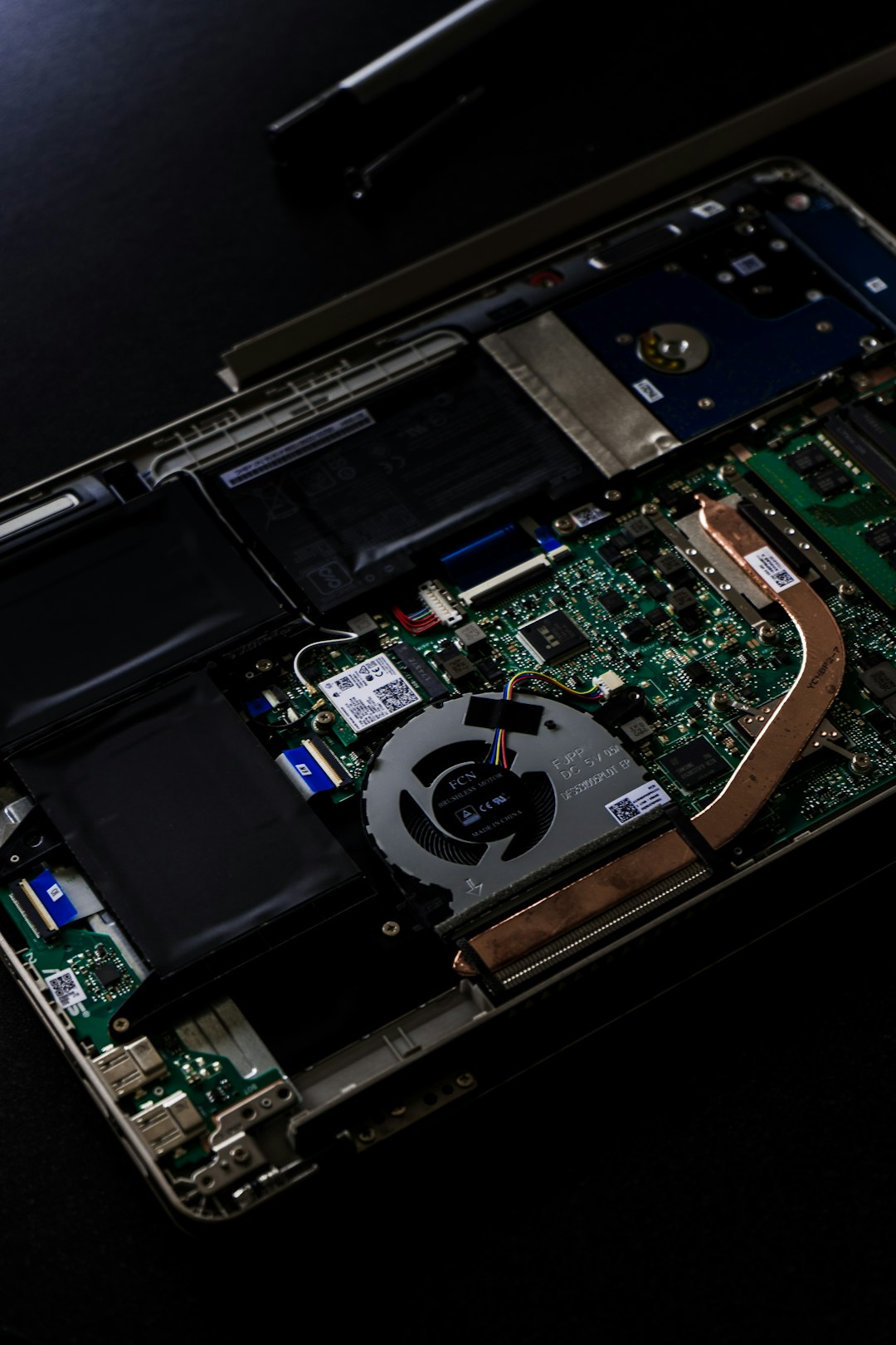 green-and-black-computer-hard-disk-drive-1gntep783ri